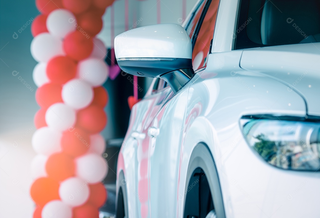 Carro branco do espelho lateral estacionado no showroom moderno.