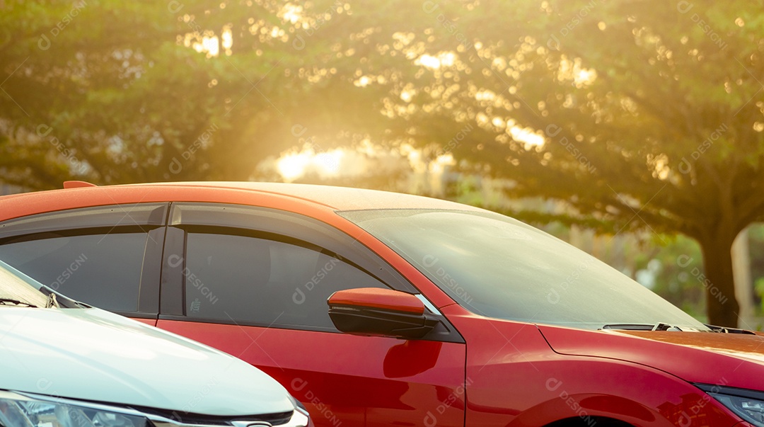 Carro SUV vermelho fechado estacionado na área de estacionamento ao ar