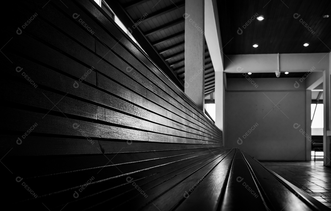 Banco de madeira vazio no hotel.