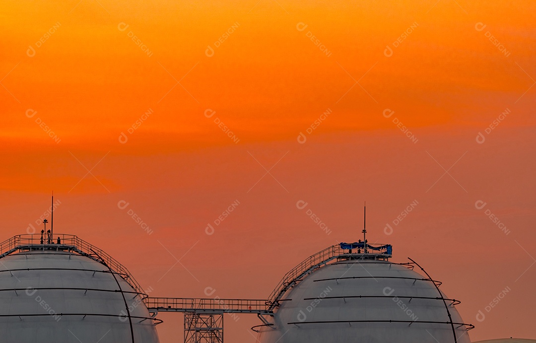 Tanque de armazenamento de gás industrial. GNL ou armazenamento de gás natural liquefeito