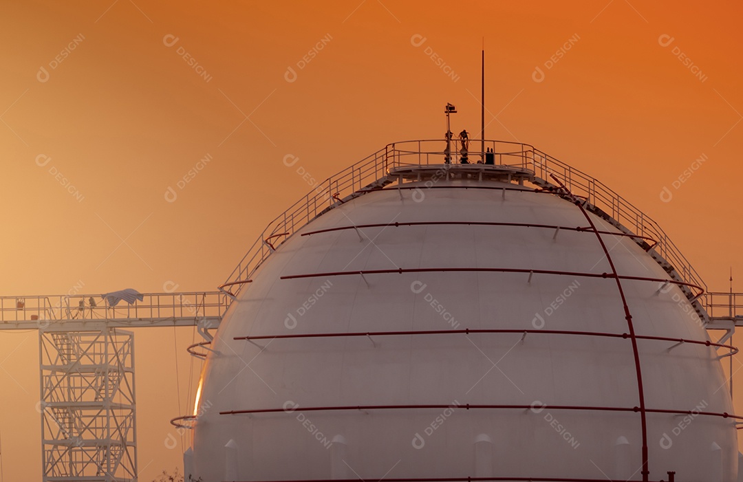 Tanque de armazenamento de gás industrial. GNL ou armazenamento de gás natural liquefeito