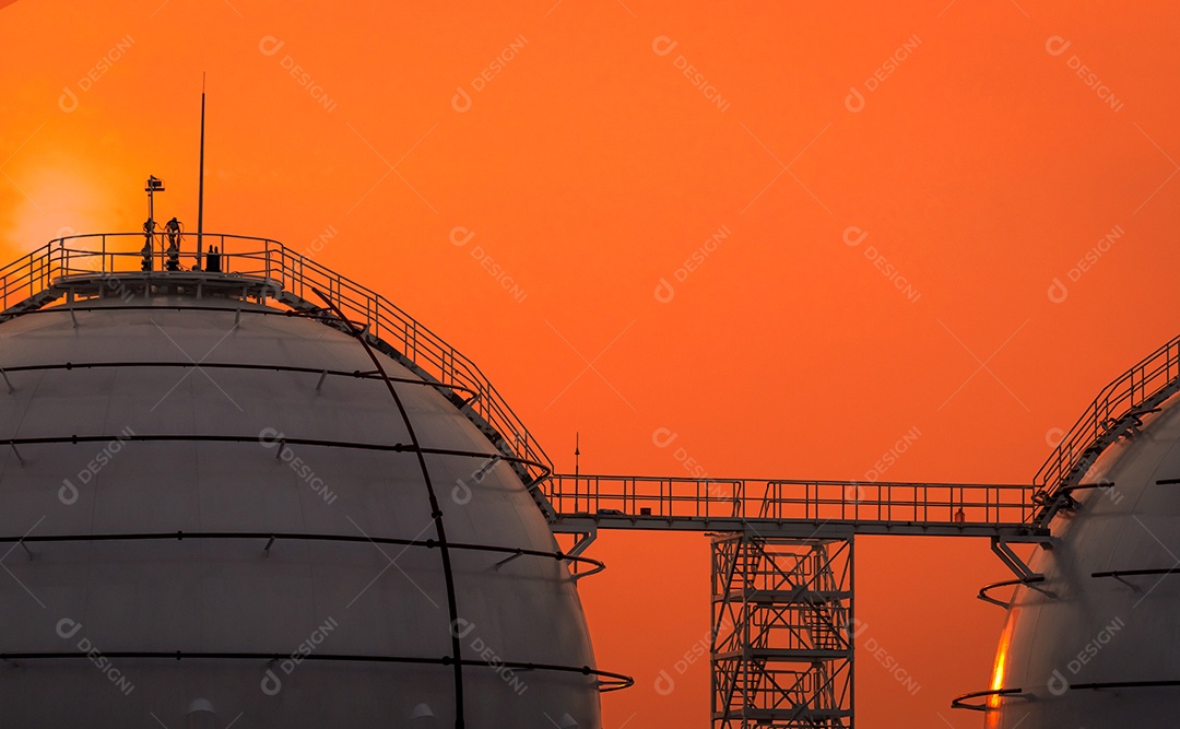 Tanque de armazenamento de gás industrial. GNL ou armazenamento de gás natural liquefeito