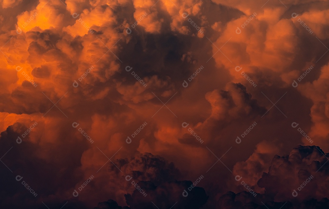 Nuvens fofas vermelhas e laranja no fundo do céu por do sol. imagem de arte