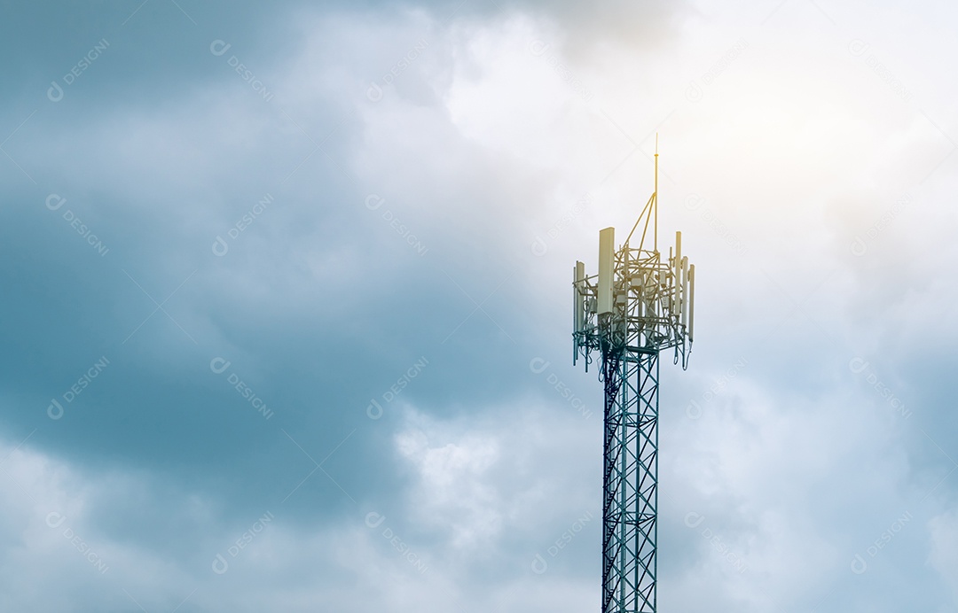 Torre de telecomunicações com fundo de céu nublado.