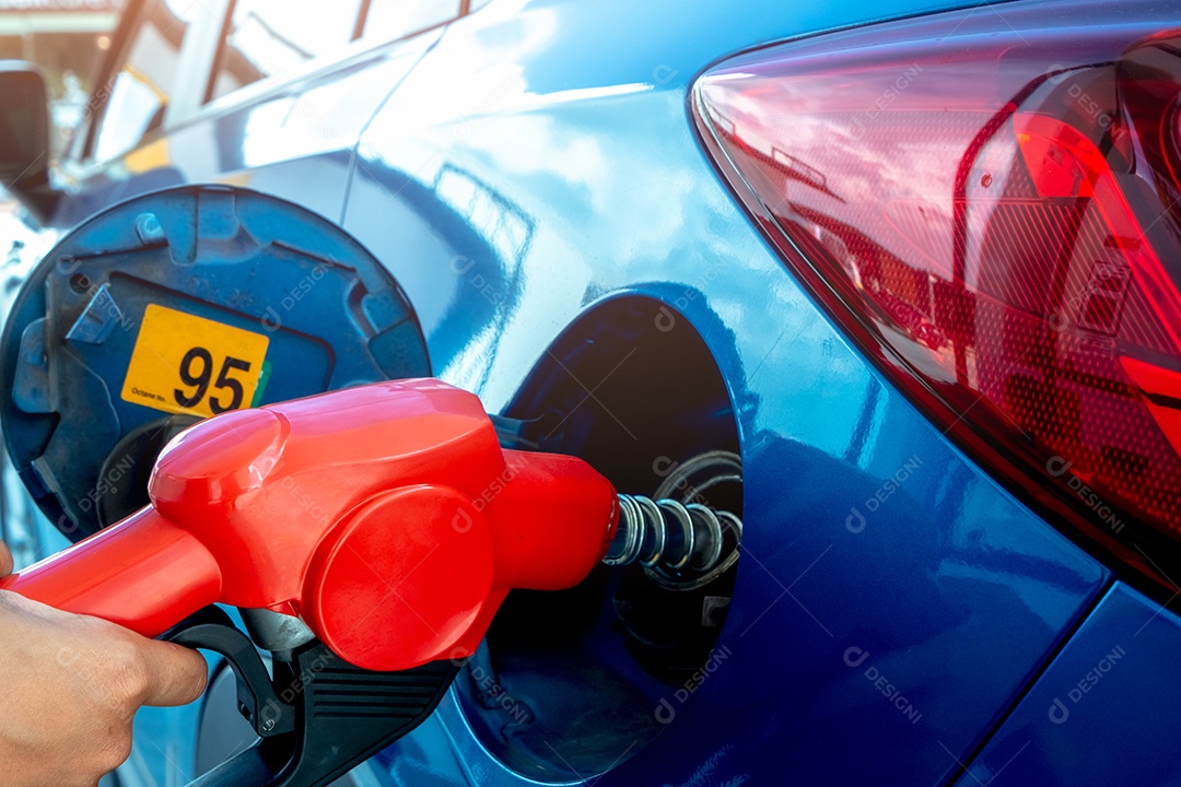 Carro abastecendo em posto de gasolina. Reabastecer com gasolina