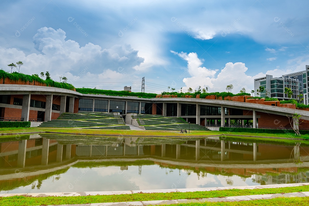 Edifício de vidro ecológico com jardim vertical na cidade.