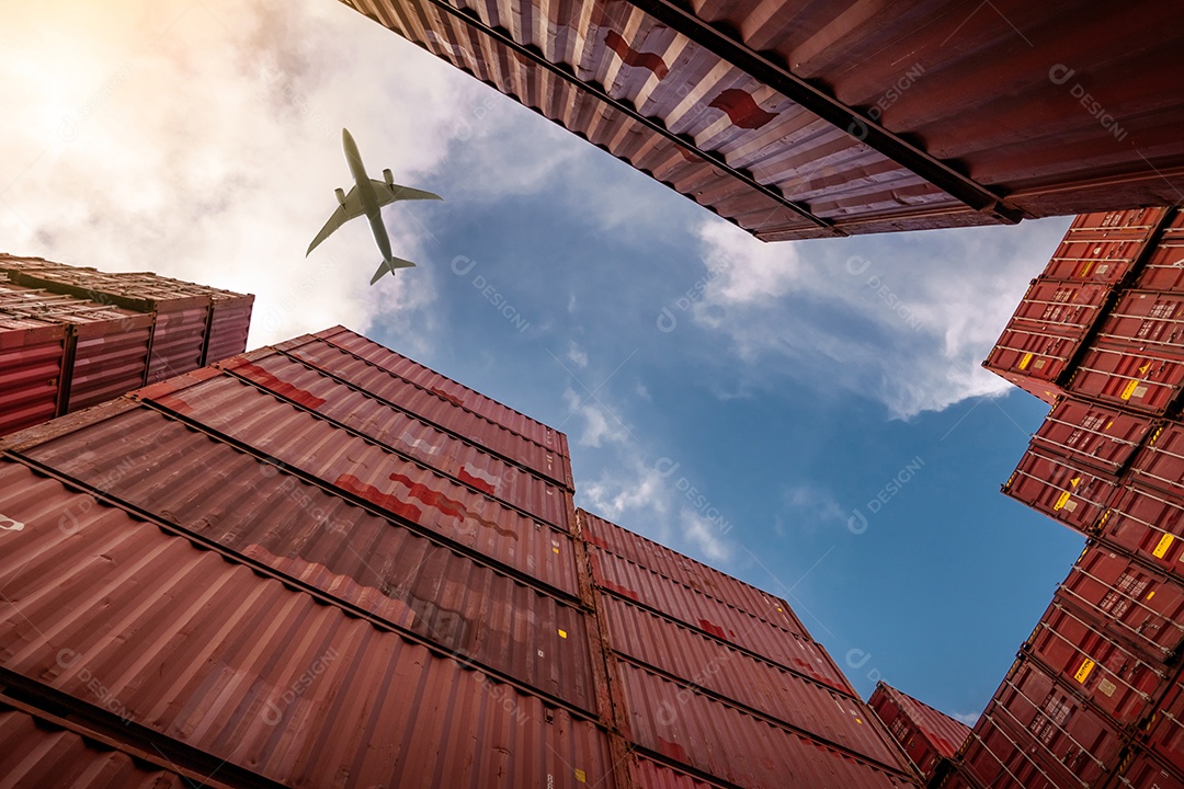 Avião voando acima da logística de contêineres. Ônibus de carga e transporte