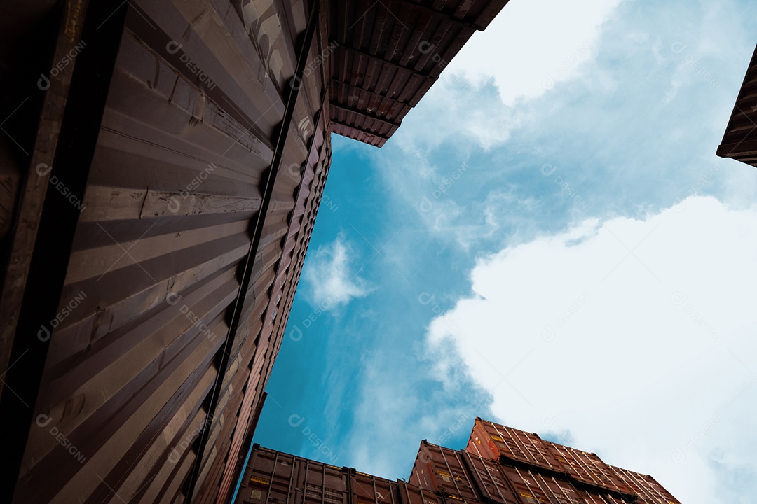 Logística de contêineres. Carga e negócios de transporte. Navio porta-contentores