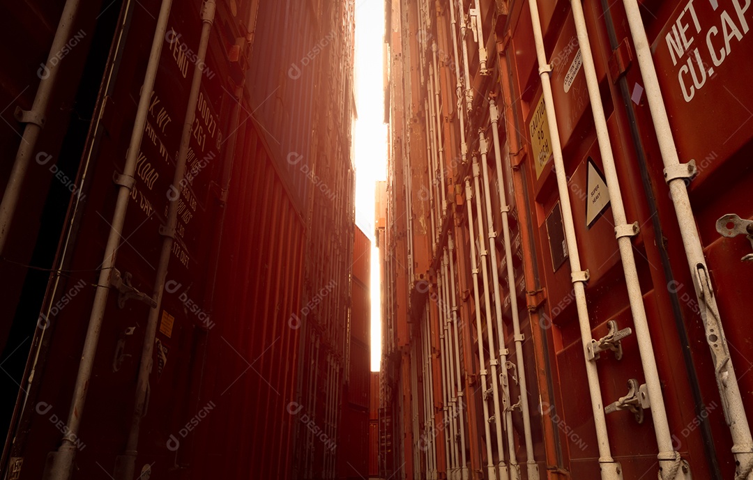 Foco seletivo na logística de contêineres. Carga e negócio de transporte