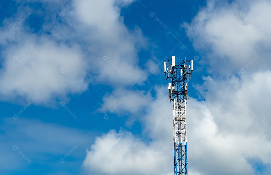 Torre de telecomunicações com céu azul e nuvens brancas.