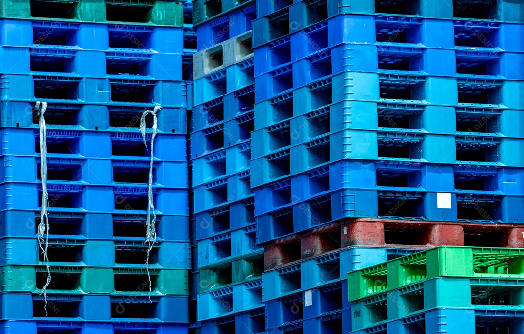 Pilha de paletes de transporte de plástico. Pilha de paletes de plástico industrial