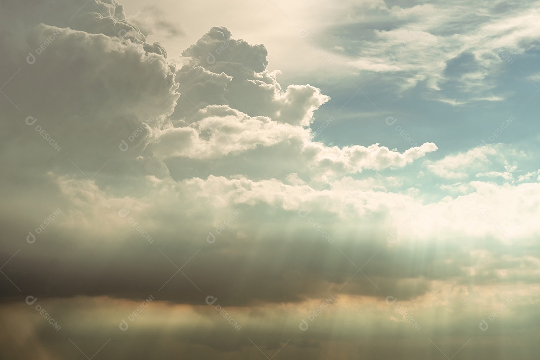 Céu do céu e nuvens brancas. Céu do céu com luz de Deus.