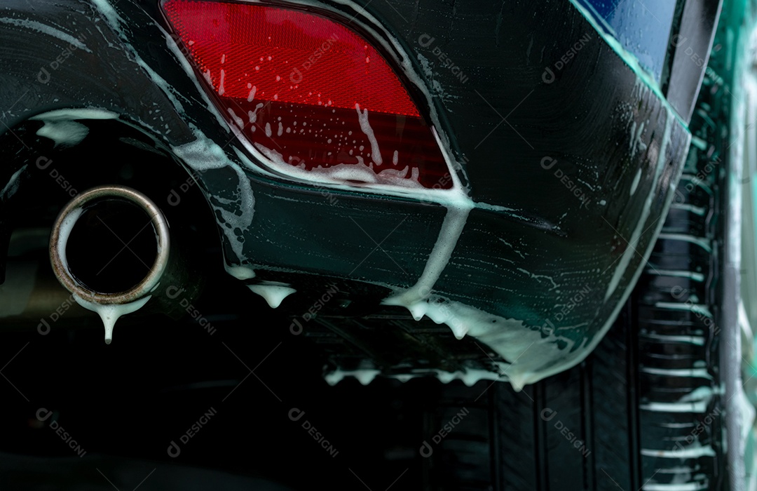 Lavagem de carro SUV azul Closeup com espuma de sabão branco. empresa de cuidados automotivos