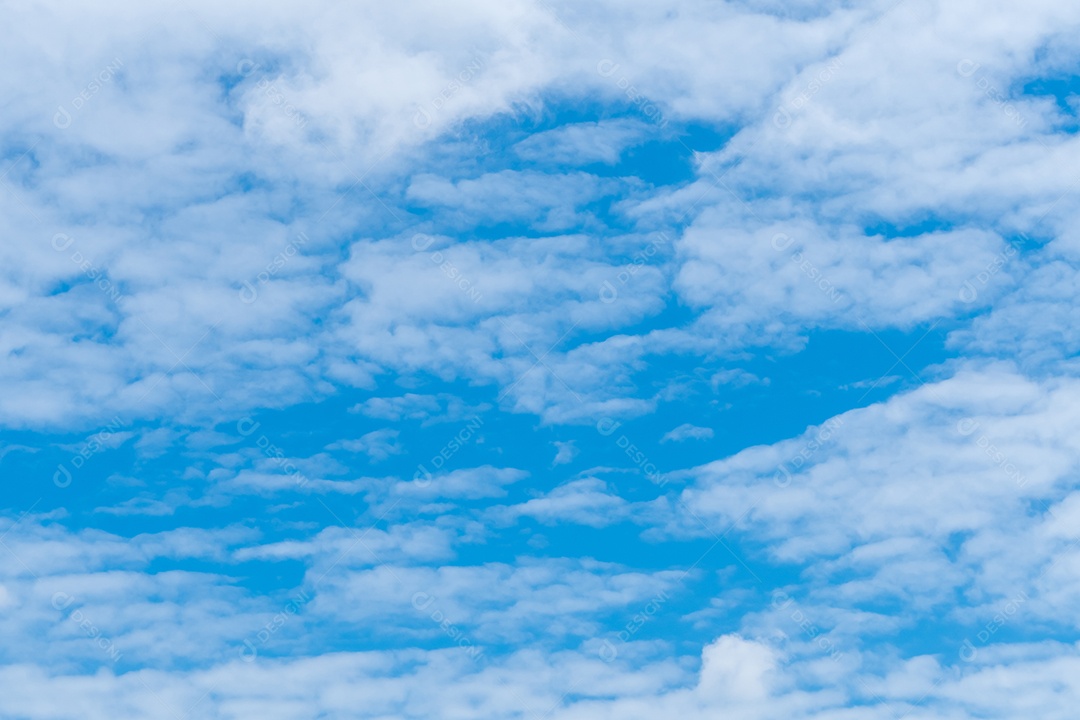 Nuvens fofas brancas no céu azul. Toque macio com sensação de algodão.