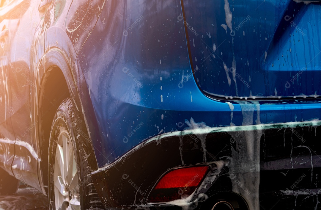 Lavagem de carro azul com espuma de sabão branco. Negócio de auto cuidado.