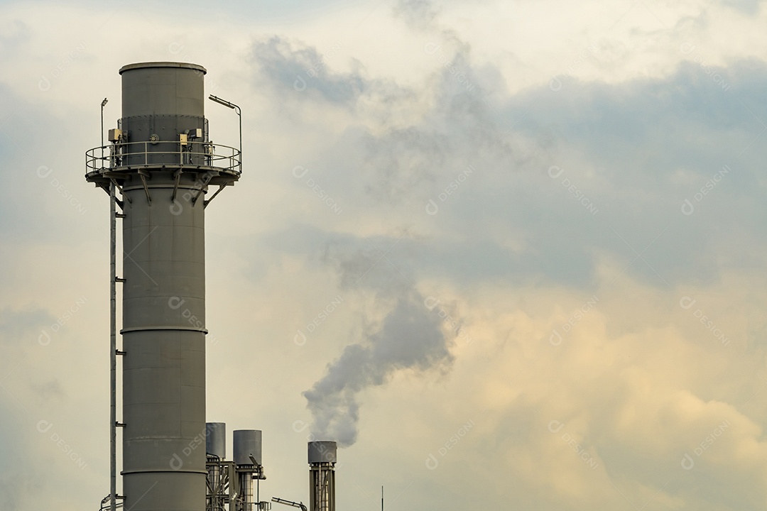 Poluição do ar da fábrica. Fumaça preta da chaminé da indústria