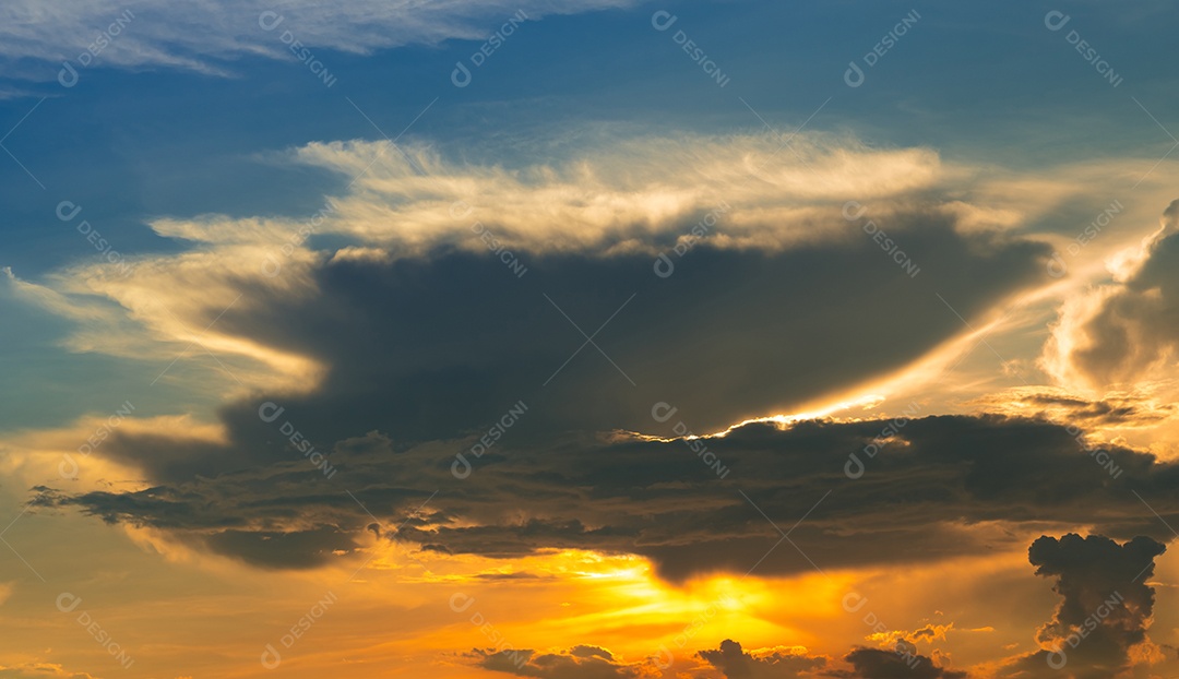 Céu dourado do sol. Céu do céu. Céu azul e amarelo