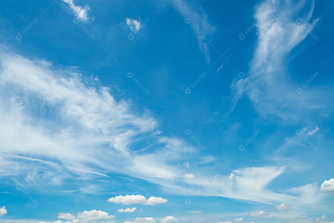 Nuvens fofas brancas no céu azul. Toque macio com sensação de algodão.