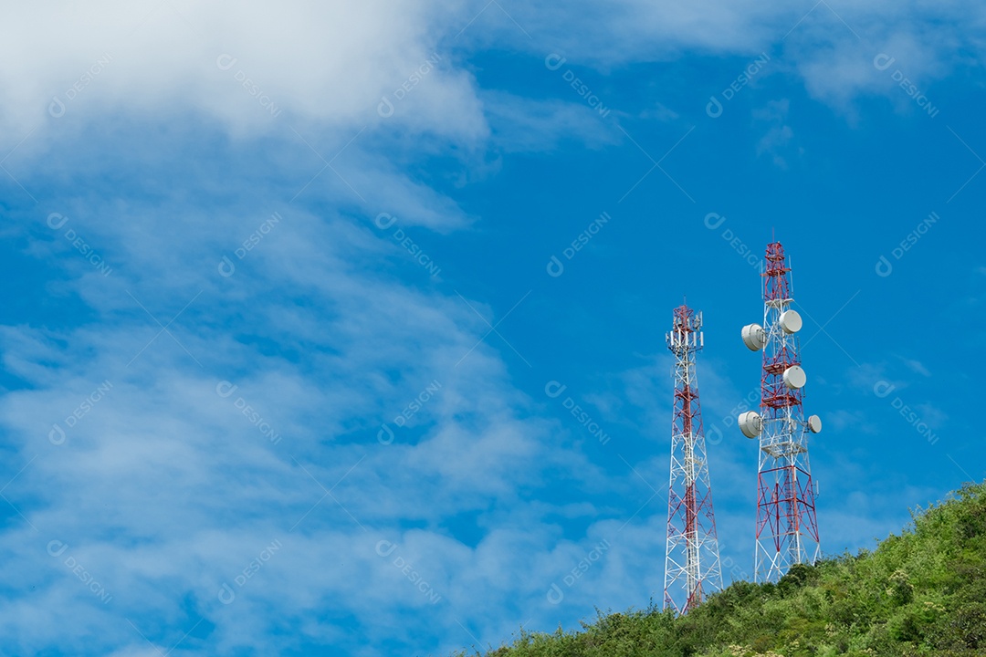 Torre de telecomunicações na montanha e árvore verde com céu azul