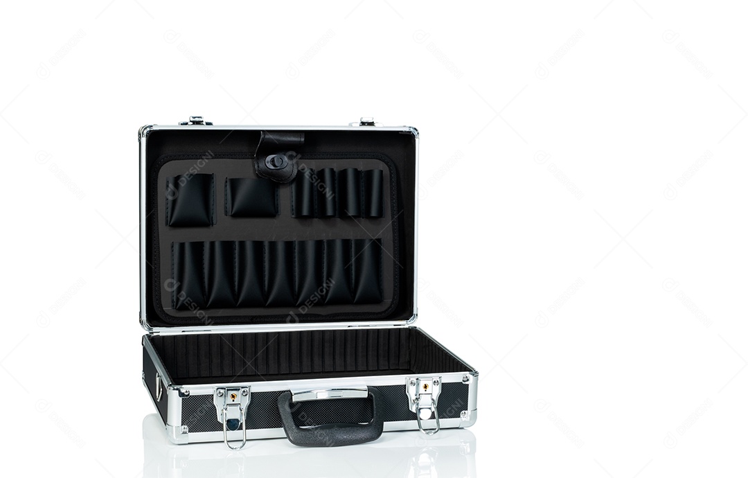 Caixa de ferramentas aberta isolada no fundo branco. Caixa de ferramentas vazia