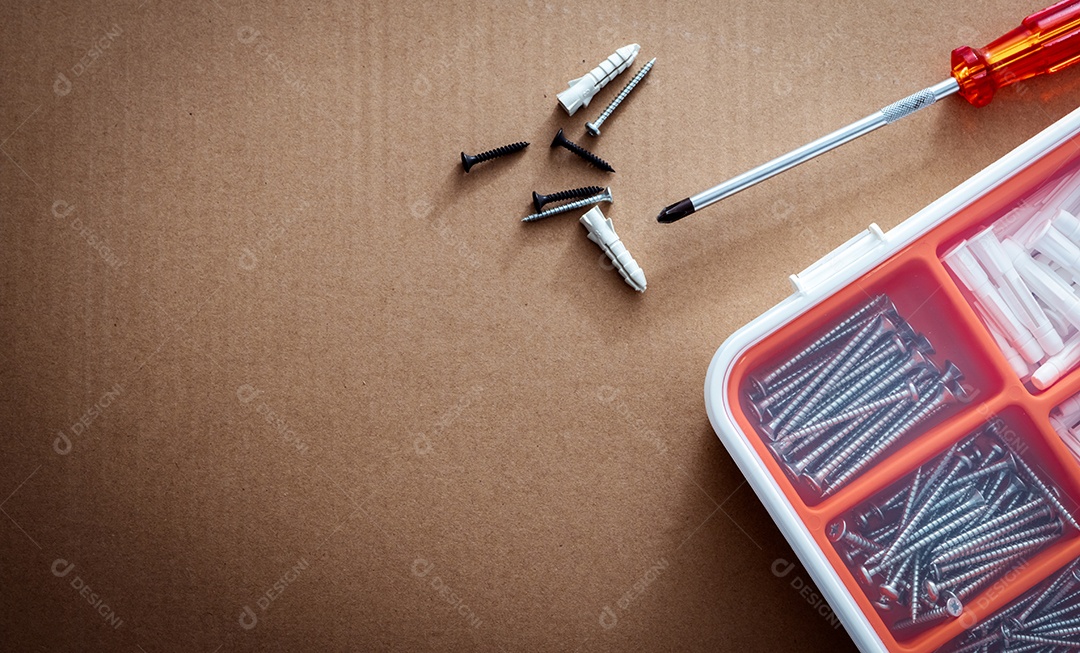 Vista superior do plugue de plástico e parafuso na caixa de plástico branco-laranja.