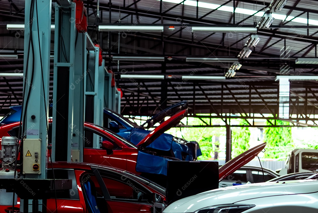 Oficina de reparação automóvel. Carro SUV é elevador na garagem para reparo e manutenção