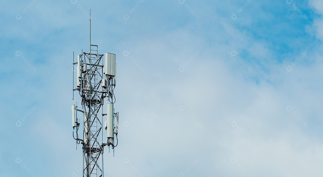 Torre de telecomunicações com fundo de céu azul e nuvens brancas