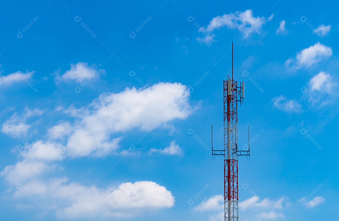 Torre de telecomunicações com fundo de céu azul e nuvens brancas