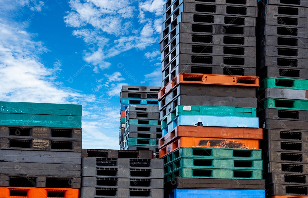 Pilha de paletes de transporte de plástico. Pilha de paletes de plástico industrial