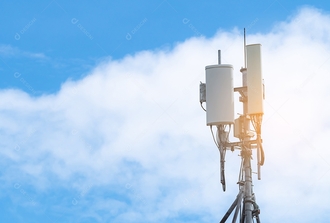 Torre de telecomunicações com fundo de céu azul e nuvens brancas