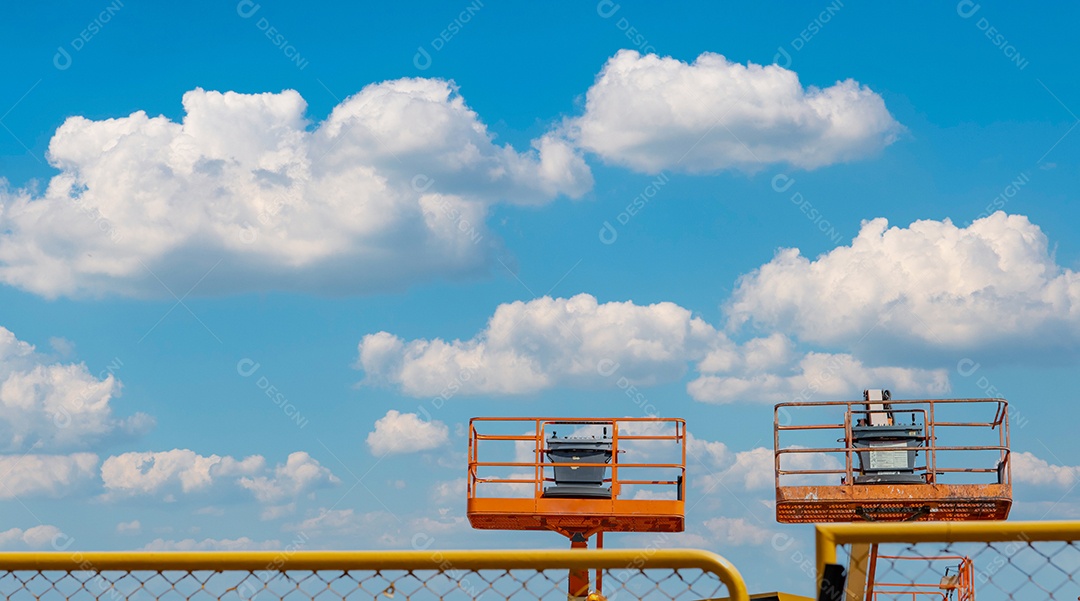 Elevador de lança articulada. Plataforma elevatória aérea. Vida útil da lança telescópica