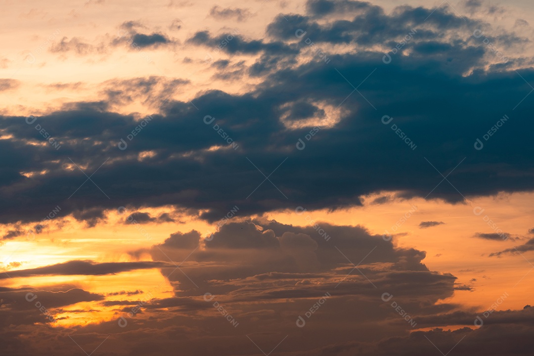 Céu do sol. Céu do céu. Céu laranja com nuvem fofa branca e macia.