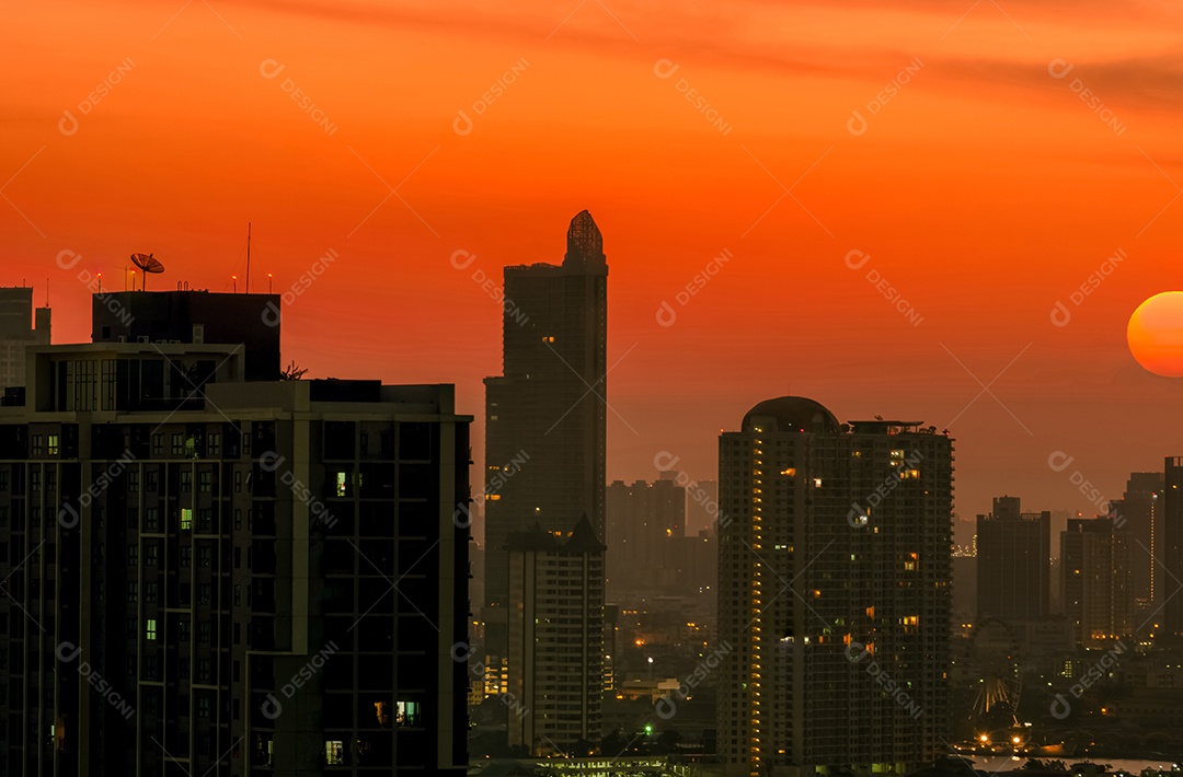 Paisagem urbana com lindo céu do nascer do sol da manhã. Poluição do ar