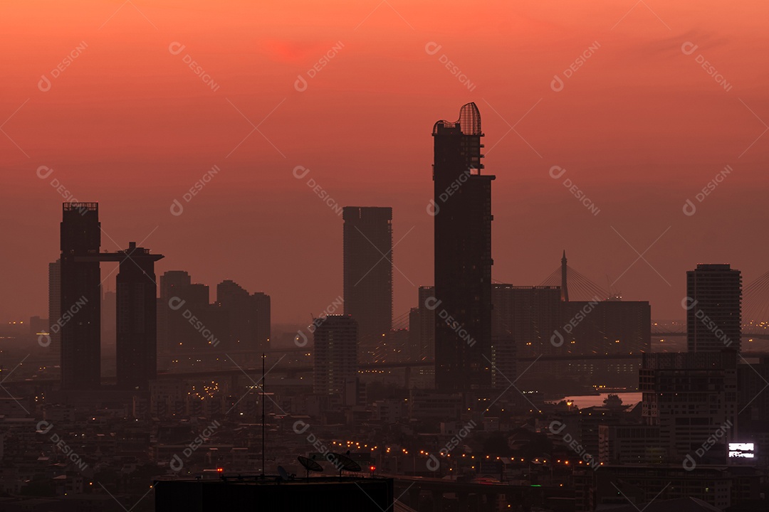 Paisagem urbana de manhã com o céu vermelho do nascer do sol. Cidade coberta