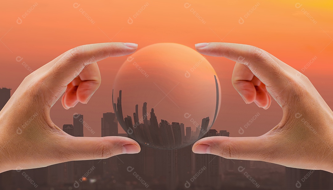 Mão humana segurando edifício na cidade com poluição do ar.