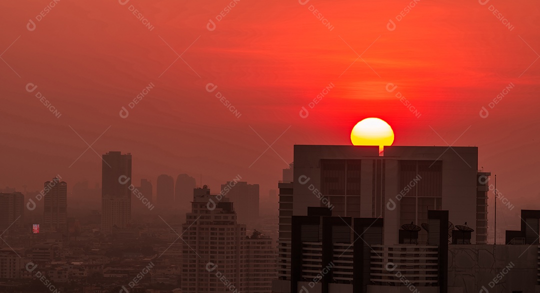 Paisagem urbana de manhã com céu do nascer do sol e poluição do ar.