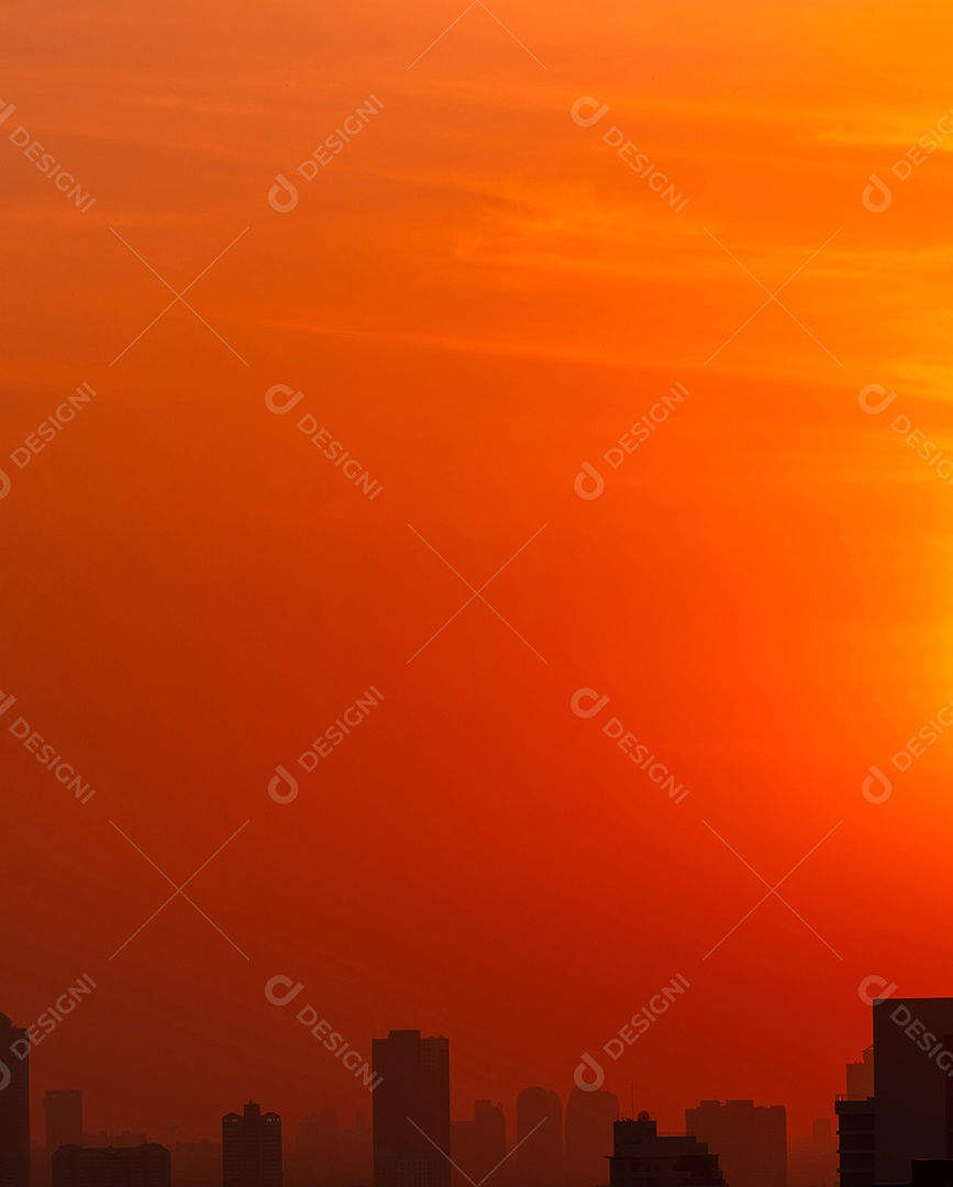 Cidade de manhã com céu vermelho do nascer do sol e poluição. Poluição do ar