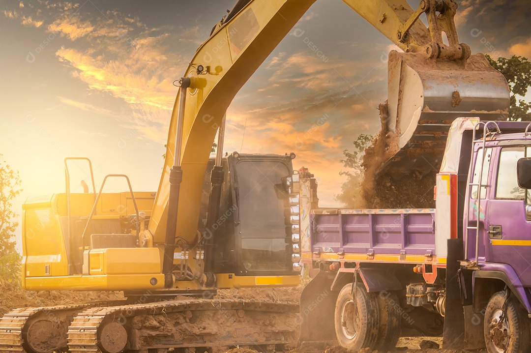 Retroescavadeira trabalhando cavando solo no canteiro de obras e carregando