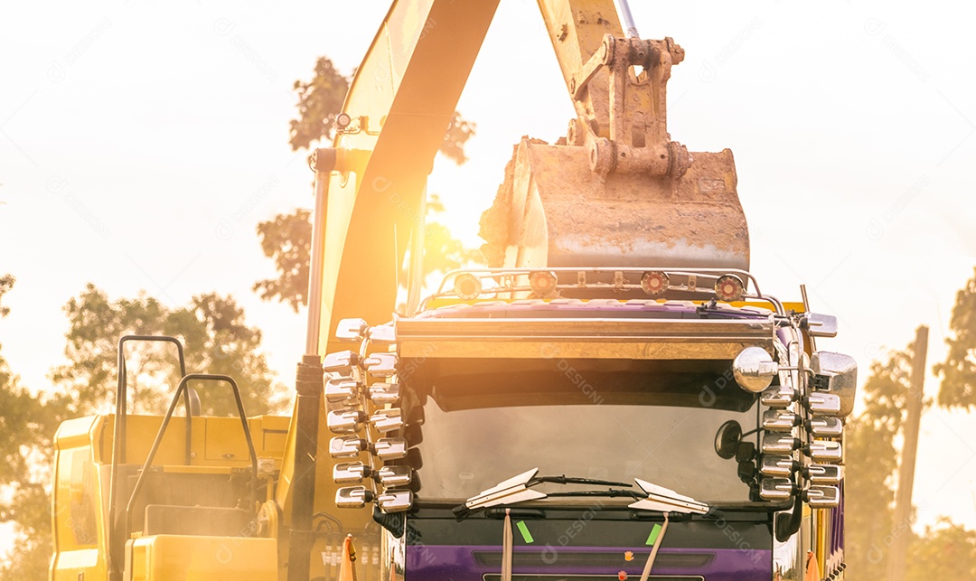 Retroescavadeira trabalhando cavando solo no canteiro de obras e carregando