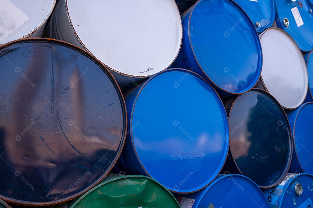 Velhos barris químicos. Grande pilha de tambor de óleo azul contra o céu.