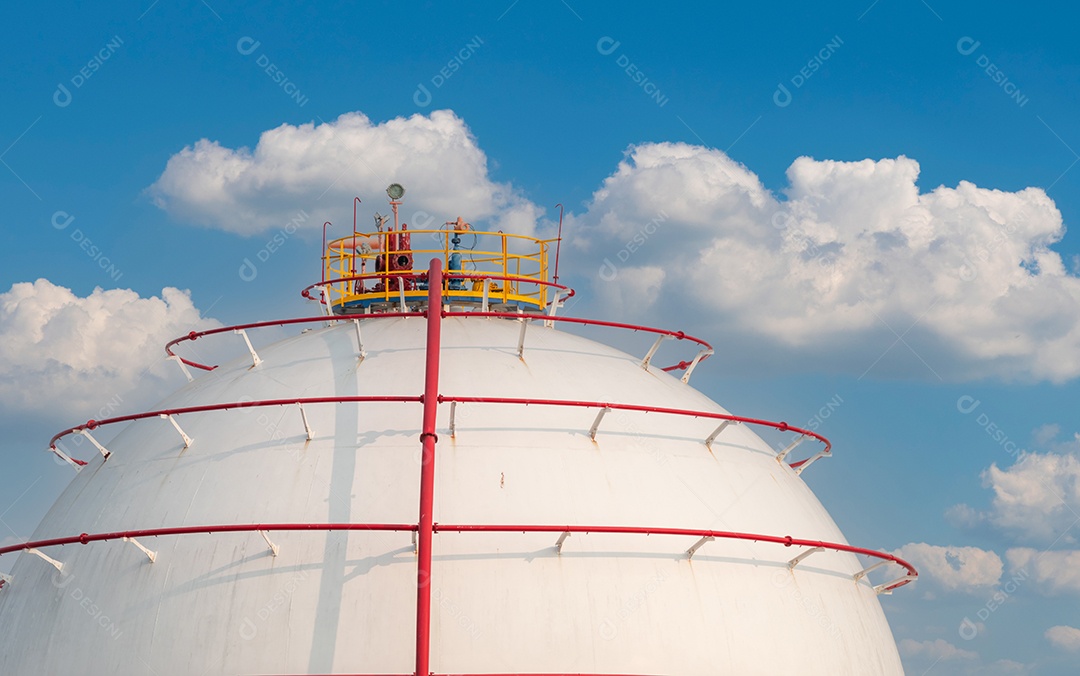 Tanque de armazenamento de gás industrial. GNL ou armazenamento de gás natural liquefeito