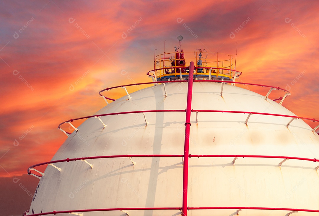 Tanque de armazenamento de gás industrial. GNL ou armazenamento de gás natural liquefeito