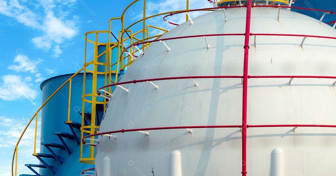 Tanque de armazenamento de gás industrial. GNL ou armazenamento de gás natural liquefeito