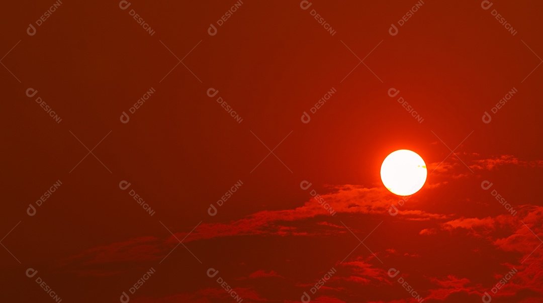 Grande sol redondo e céu vermelho do pôr do sol à noite com espaço