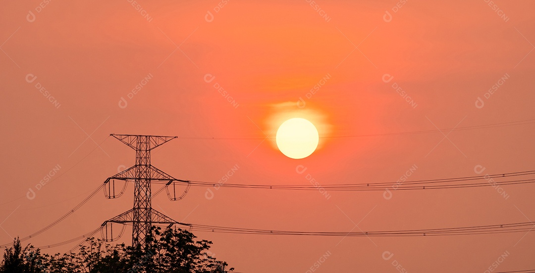 Poste elétrico de alta tensão e linhas de transmissão na hora do pôr do sol