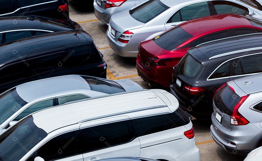 Carro estacionado no estacionamento do aeroporto para locação.