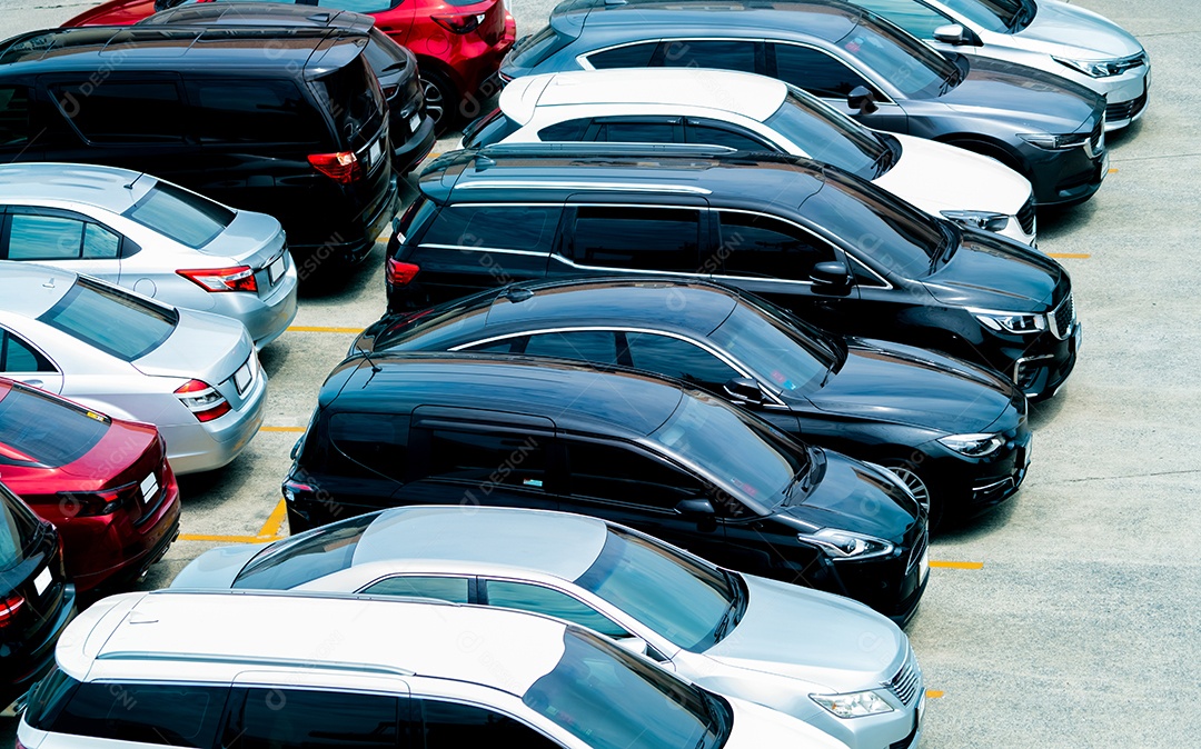 Carro estacionado no estacionamento do aeroporto para locação.