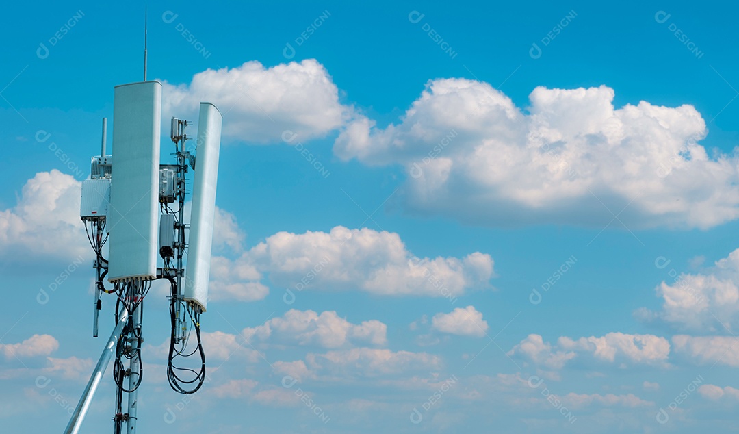 Torre de telecomunicações com fundo de céu azul e nuvens brancas