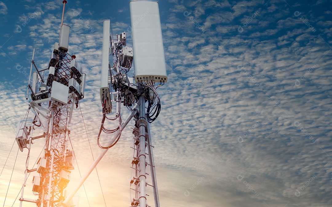 Torre de telecomunicações. Antena no céu azul. Rádio e satélite