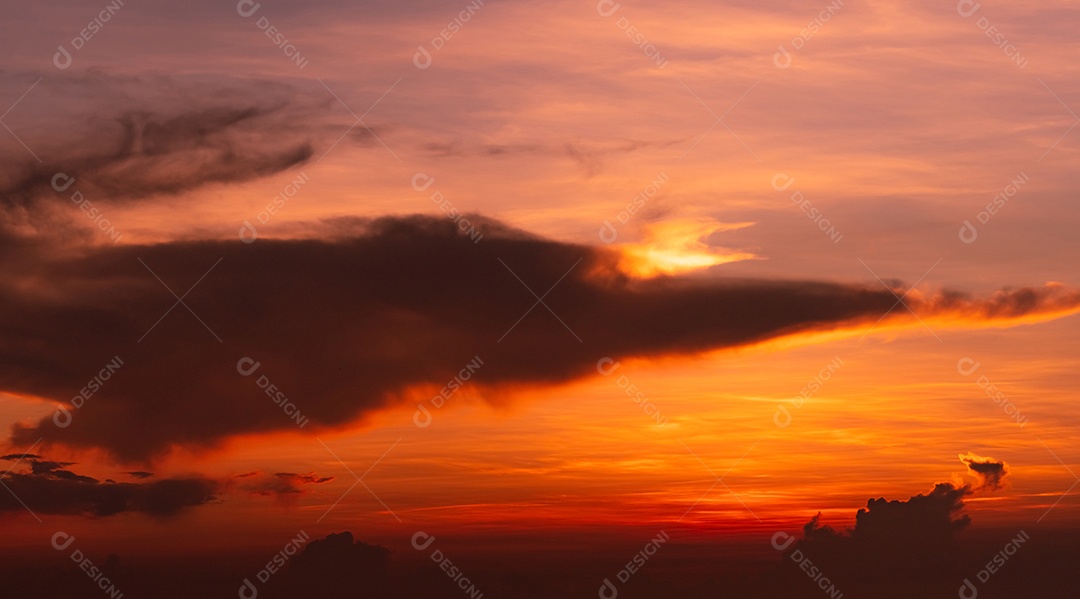 Dramático céu pôr do sol vermelho e laranja e fundo abstrato de nuvens